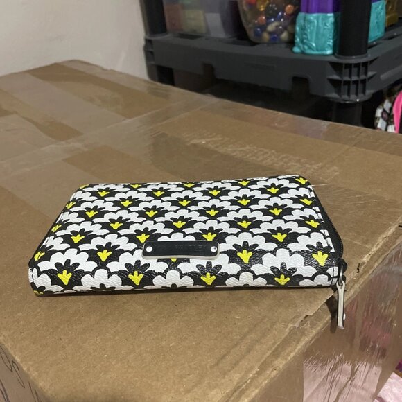 Vera Bradley Fanfare Zip Around Wallet - EUC - Picture 5 of 6